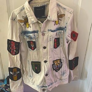 Lion Reasons Light blue denim jacket 
Medium lion patch’s on it
